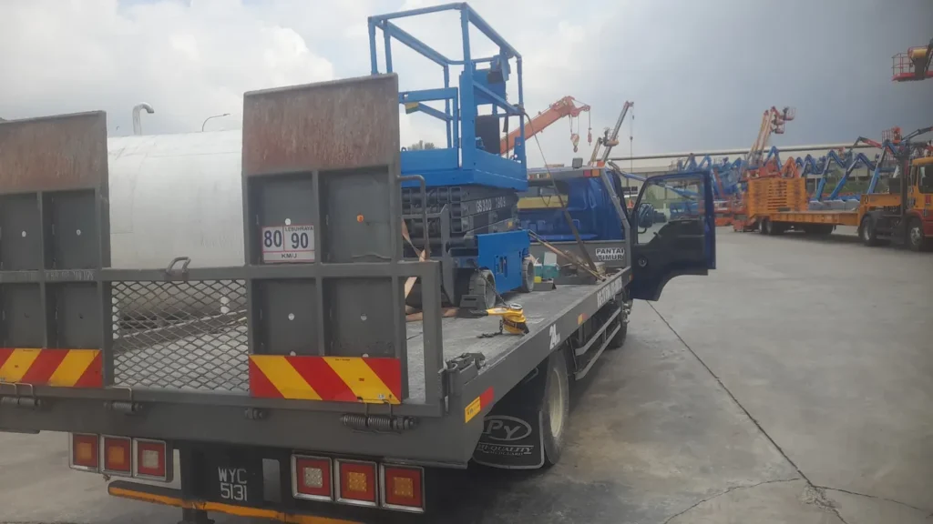 Carrier Al Fatih membawa boom lift