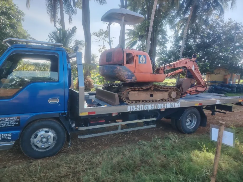 Carrier Al Fatih membawa excavator kecil