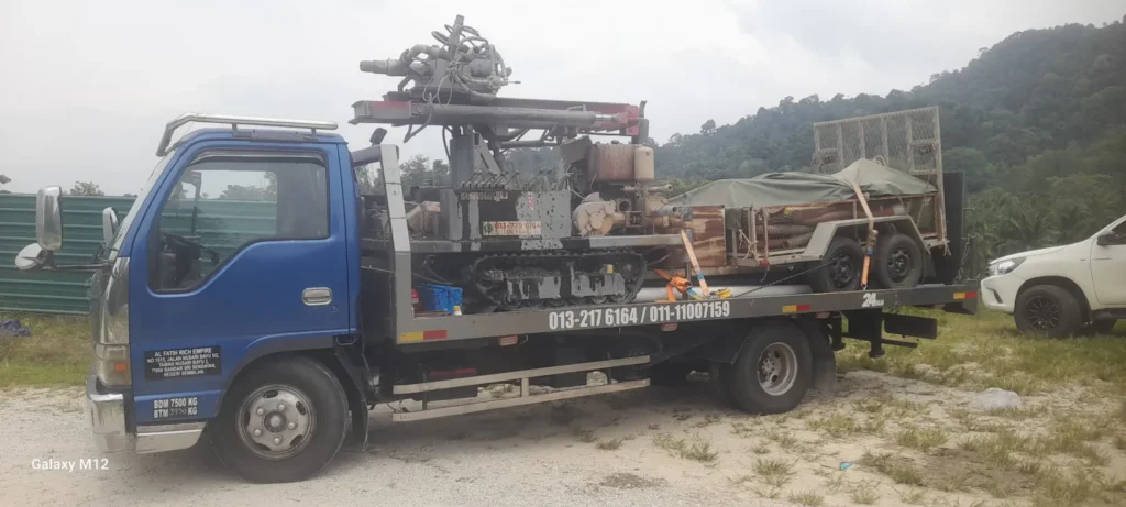 Lori Al Fatih Carrier membawa muatan semasa operasi