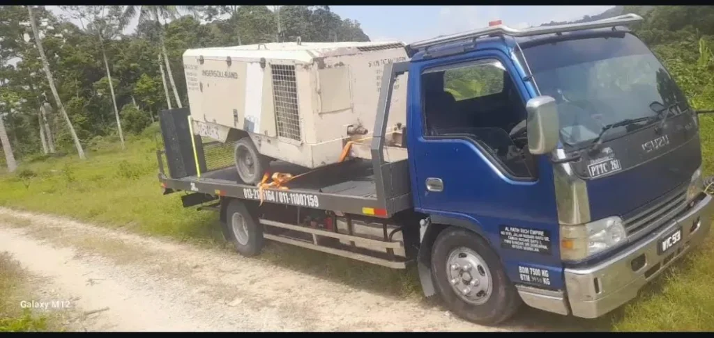 Lori Al Fatih Carrier membawa peralatan semasa operasi