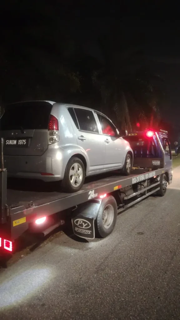 Lori Al Fatih Towing semasa operasi waktu malam
