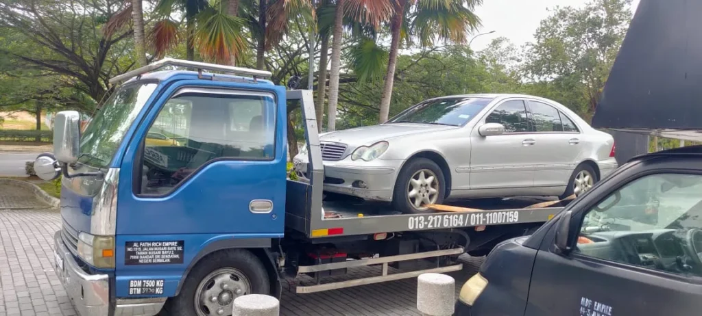 Lori Al Fatih Towing menjalankan kerja towing