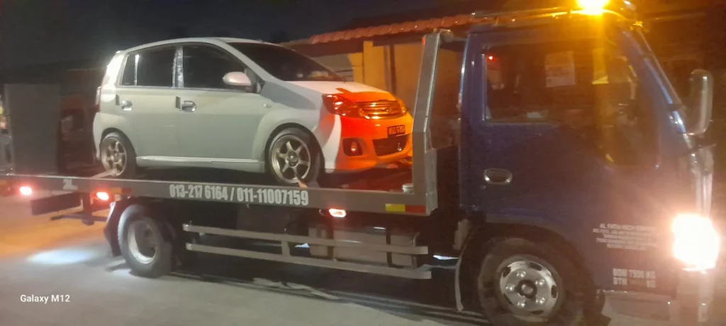 Lori Al Fatih Towing semasa operasi waktu malam