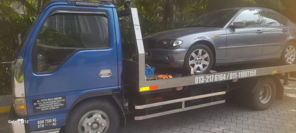Lori Al Fatih Towing membawa kenderaan semasa operasi