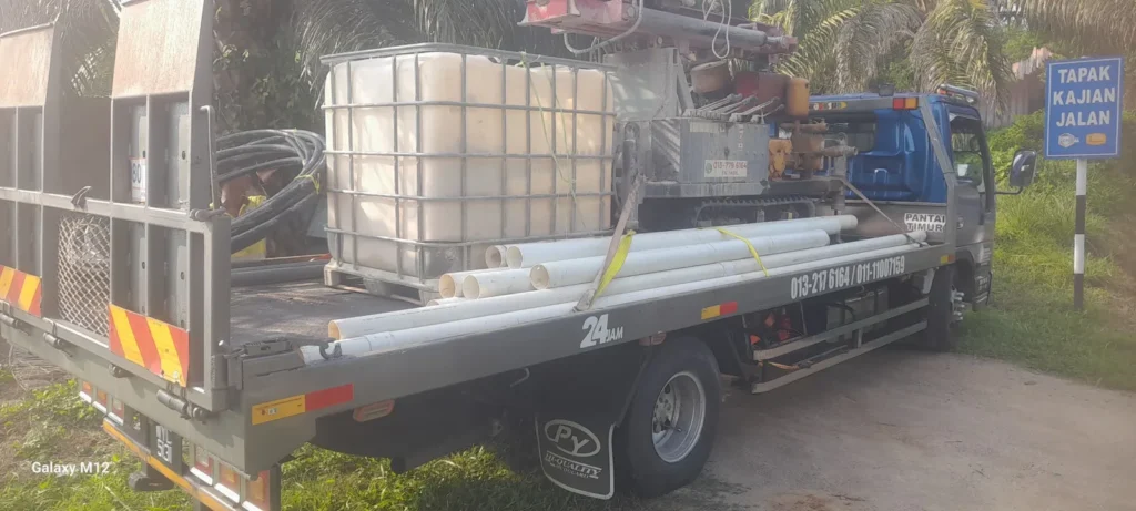 Lori Al Fatih Carrier membawa muatan peralatan