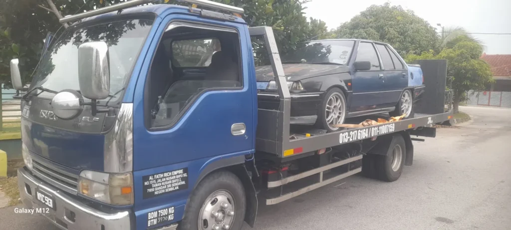 Lori Al Fatih Towing membawa kenderaan semasa operasi