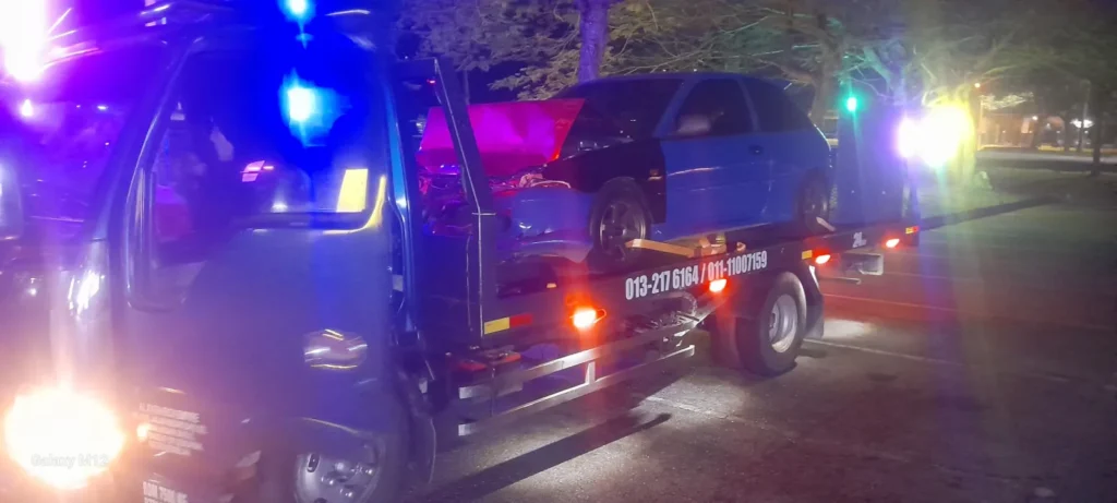 Lori Al Fatih Towing semasa bantuan waktu malam