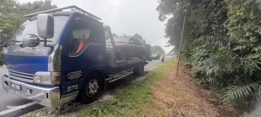 Lori Al Fatih Towing di kawasan Seremban