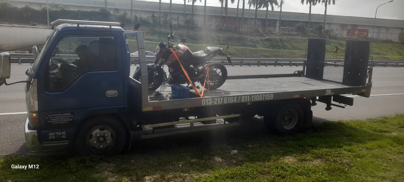 Motosikal dibawa menggunakan carrier Al Fatih